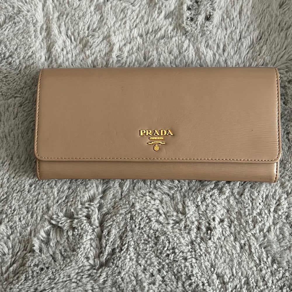 Prada wallet on chain